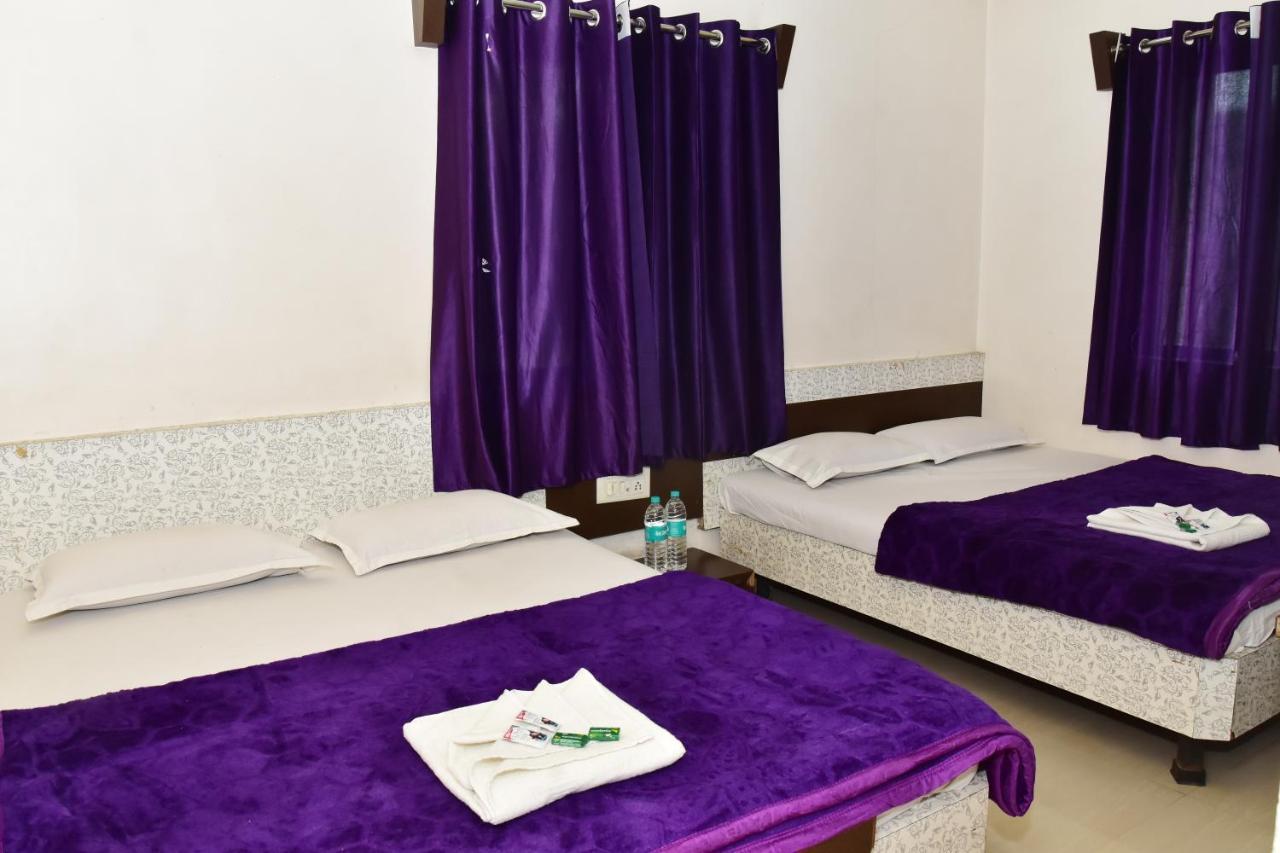 Hotel Temple Sai Sirdi Kültér fotó