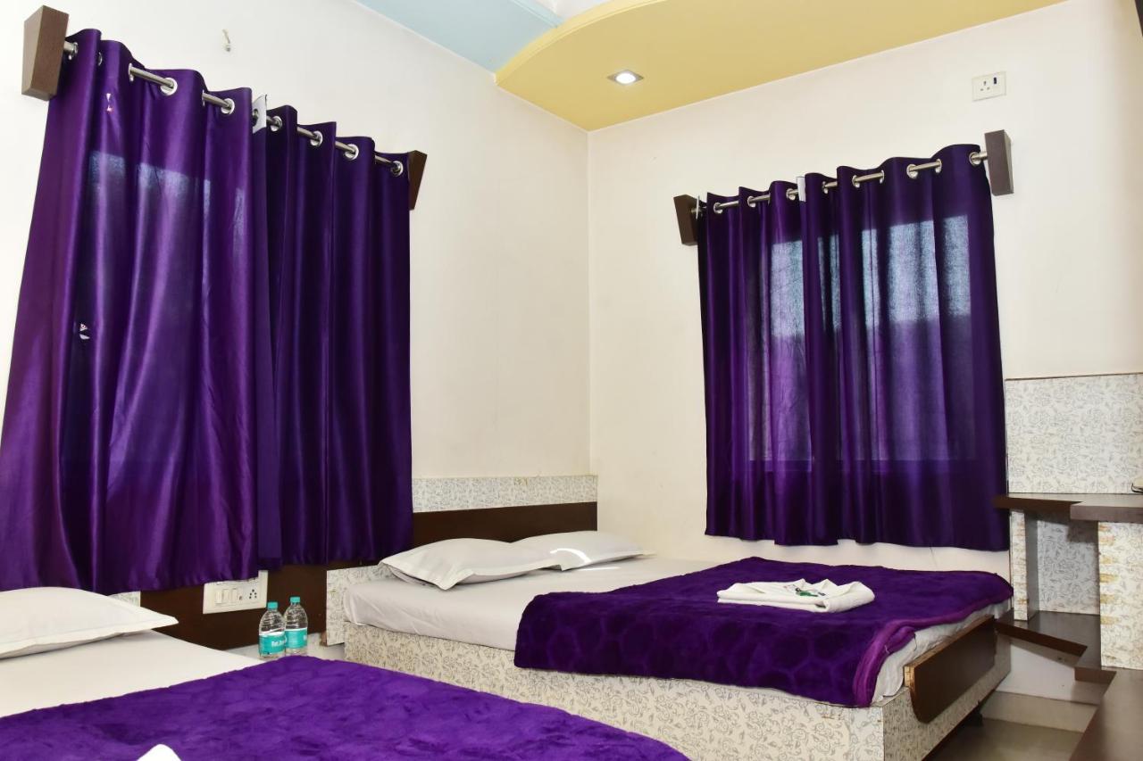 Hotel Temple Sai Sirdi Kültér fotó