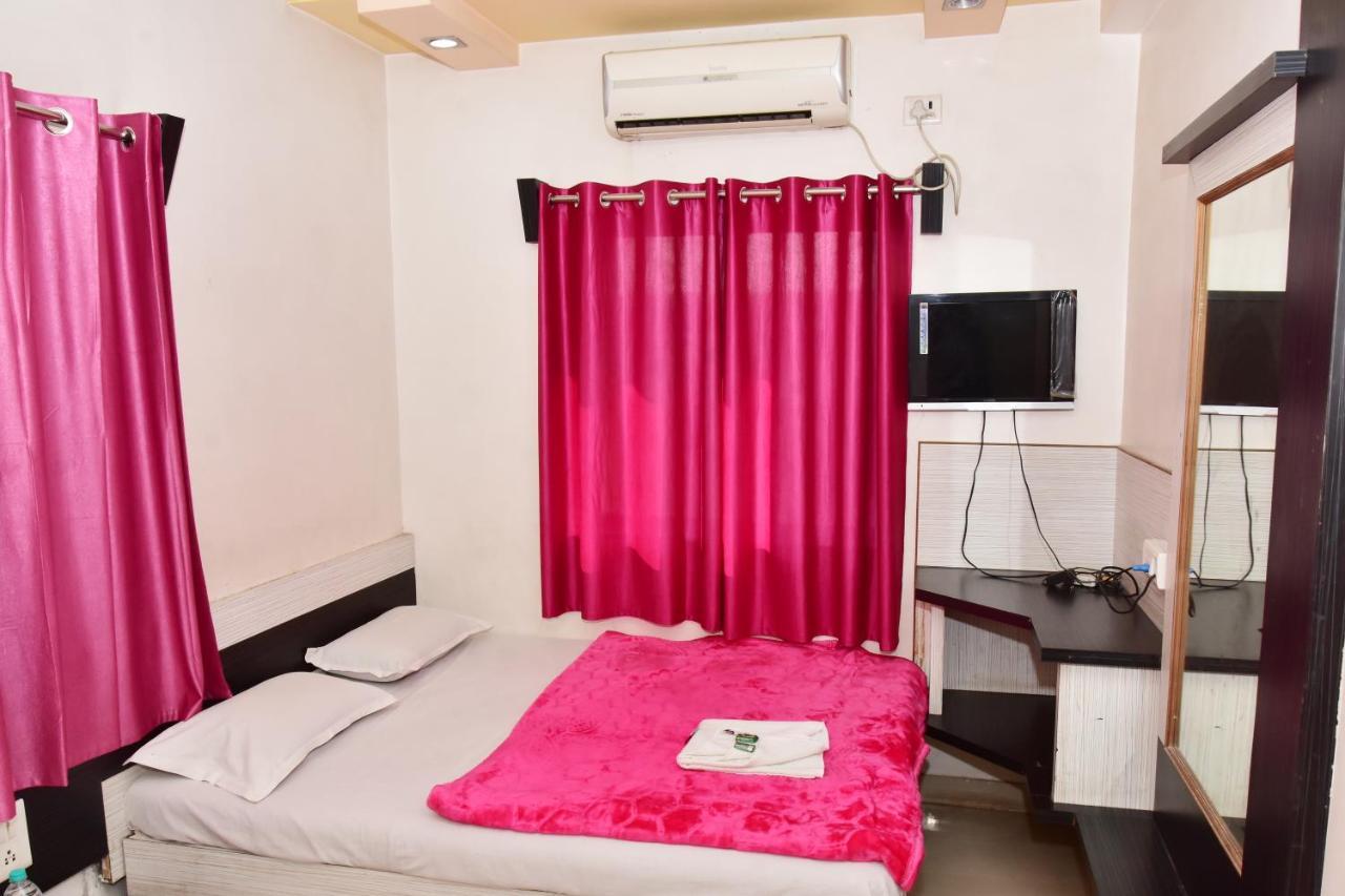 Hotel Temple Sai Sirdi Kültér fotó